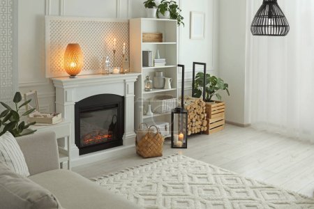 Téléchargez les photos : Séjour élégant avec belle cheminée, canapé et décor différent. Design d'intérieur - en image libre de droit