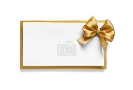 Blanko-Geschenkkarte mit goldener Schleife isoliert auf weiß, Ansicht von oben