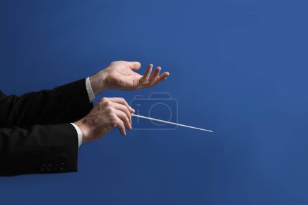 Foto de Conductor profesional con bastón sobre fondo azul, primer plano - Imagen libre de derechos