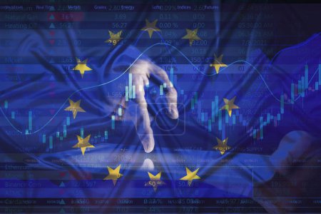 Foto de Bolsa de valores. Exposición múltiple con bandera europea, datos, gráfico y hombre usando tableta - Imagen libre de derechos