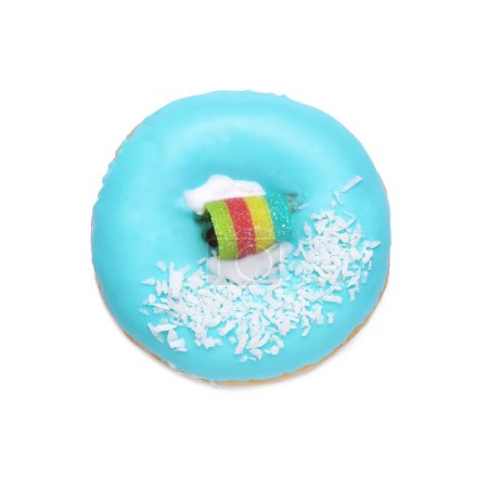 Téléchargez les photos : Savoureux beignet givré décoré de copeaux de noix de coco et de bonbons aigre-ciel isolés sur blanc, vue de dessus - en image libre de droit