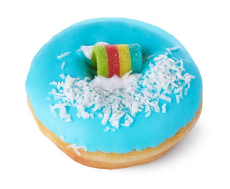 Téléchargez les photos : Donut glacé savoureux décoré avec des copeaux de noix de coco et des bonbons aigre-ciel isolés sur blanc - en image libre de droit
