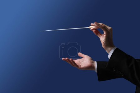 Foto de Conductor profesional con bastón sobre fondo azul, primer plano - Imagen libre de derechos