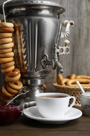 Téléchargez les photos : Composition avec thé chaud et délicieux Sushki en forme d'anneau (bagels secs) sur table en bois - en image libre de droit