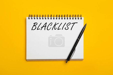 Téléchargez les photos : Liste noire Word écrite dans le bloc-notes sur fond jaune, vue du dessus - en image libre de droit