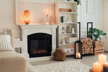 Téléchargez les photos : Séjour élégant avec belle cheminée et décor différent. Design d'intérieur - en image libre de droit