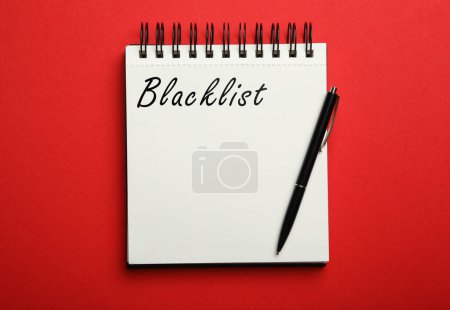 Téléchargez les photos : Liste noire Word écrite dans le bloc-notes sur fond rouge, vue du dessus - en image libre de droit
