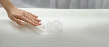Foto de Mujer tocando almohada de espuma de memoria en el interior, primer plano. Diseño de banner con espacio para texto - Imagen libre de derechos