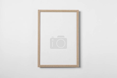 Foto de Marco de madera vacío sobre fondo blanco. Burla para el diseño - Imagen libre de derechos