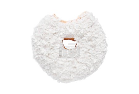 Téléchargez les photos : Savoureux beignet glacé mordu décoré de copeaux de noix de coco isolés sur blanc, vue de dessus - en image libre de droit