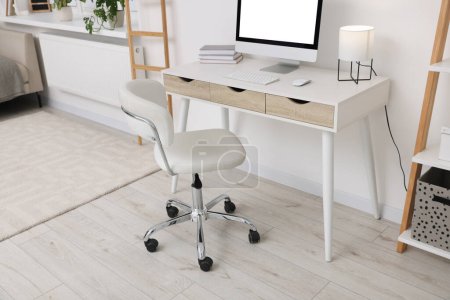 Foto de Lugar de trabajo con cómoda silla de oficina en el interior. Diseño de interiores - Imagen libre de derechos