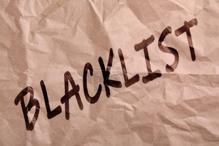Téléchargez les photos : Mot noir Liste noire sur papier beige froissé - en image libre de droit