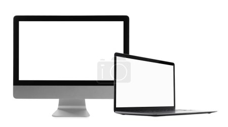 Foto de Monitor de ordenador y portátil con pantallas en blanco sobre fondo blanco. Burla para el diseño - Imagen libre de derechos
