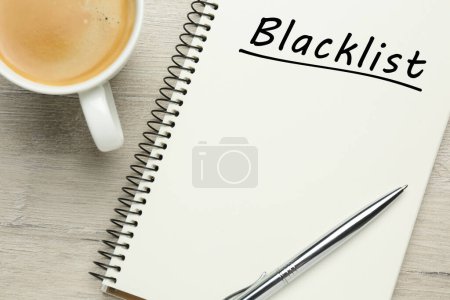Téléchargez les photos : Word Blacklist écrit dans le bloc-notes et le café sur fond en bois, plat laïc - en image libre de droit