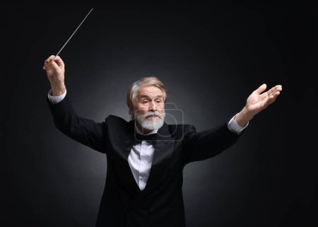 Foto de Conductor profesional con bastón sobre fondo negro - Imagen libre de derechos