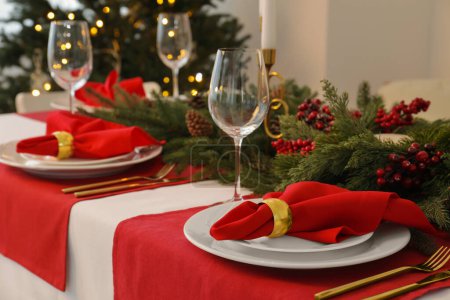 Téléchargez les photos : Beau décor de table avec décor de Noël à l'intérieur - en image libre de droit