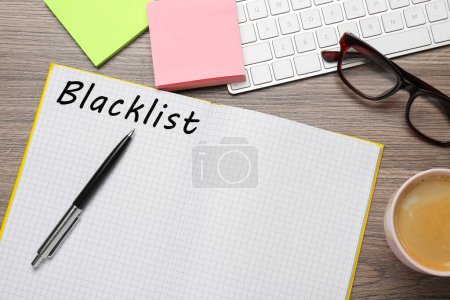 Téléchargez les photos : Liste noire Word écrite dans un bloc-notes, clavier d'ordinateur et notes en papier sur une table en bois, pose plate - en image libre de droit
