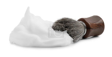 Téléchargez les photos : Mousse à raser et brosse sur fond blanc - en image libre de droit