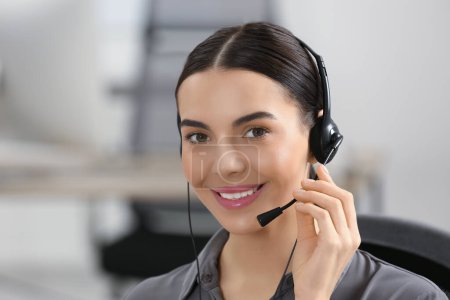 Téléchargez les photos : Hotline opérateur avec casque de travail dans le bureau - en image libre de droit