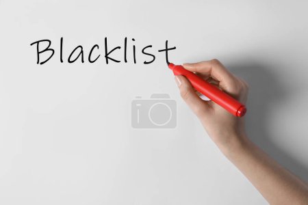Photo pour Femme écriture mot Blacklist sur tableau blanc, gros plan - image libre de droit