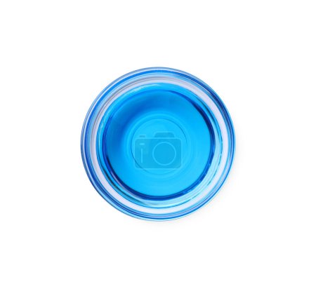 Téléchargez les photos : Bol en verre avec colorant alimentaire bleu clair isolé sur blanc, vue de dessus - en image libre de droit