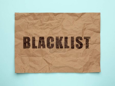 Téléchargez les photos : Papier froissé avec mot Blacklist sur fond bleu clair, vue du dessus - en image libre de droit