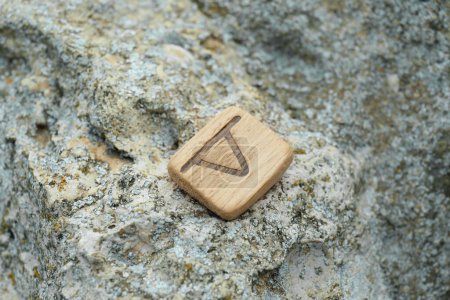 Foto de Runa de madera Thurisaz en piedra al aire libre, primer plano - Imagen libre de derechos