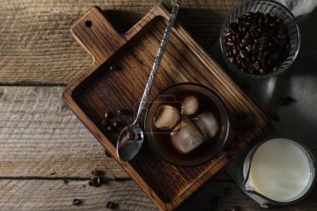 Téléchargez les photos : Délicieux café glacé, lait et haricots sur table en bois, plat - en image libre de droit
