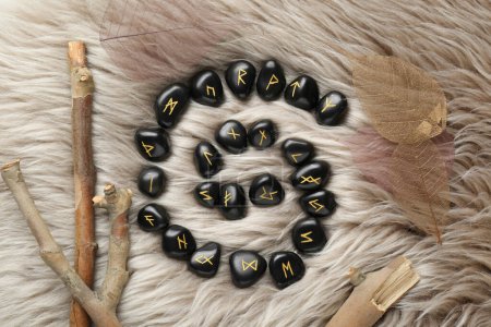 Foto de Composición plana con piedras de runa negra sobre piel sintética clara - Imagen libre de derechos
