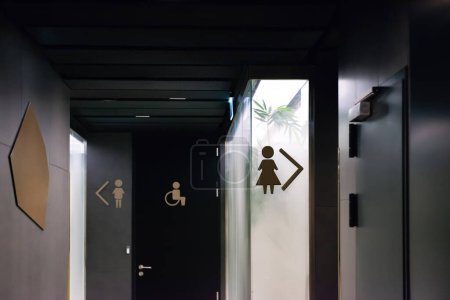 Verschiedene Hinweisschilder mit Pfeilen auf öffentliche Toiletten