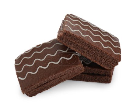 Leckere Schokolade Biskuitkuchen isoliert auf weiß