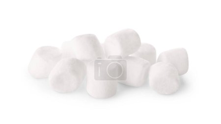 Haufen süßer geschwollener Marshmallows isoliert auf weißem Grund