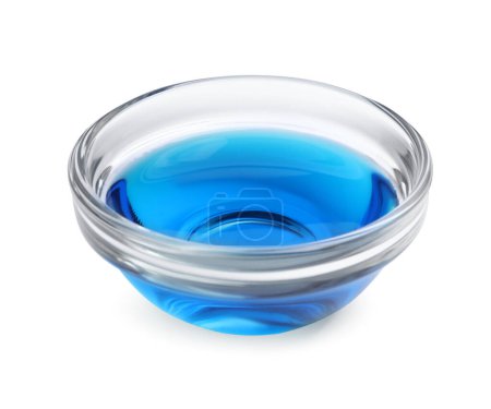 Téléchargez les photos : Bol en verre avec colorant alimentaire bleu clair isolé sur blanc - en image libre de droit