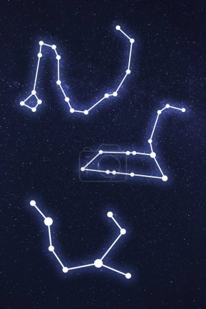 Téléchargez les photos : Ensemble avec différents motifs de figures de bâton de constellation dans le ciel étoilé nuit - en image libre de droit