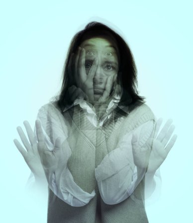 Foto de Paranoia. Exposición múltiple con fotos de mujer emocional sobre fondo de luz - Imagen libre de derechos