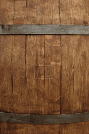 Téléchargez les photos : Baril en bois traditionnel comme fond, gros plan. La vinification - en image libre de droit