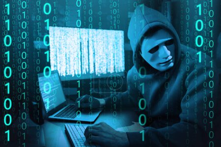Anonymer Mann in Maske mit Computern und Binärcode in der Dunkelheit