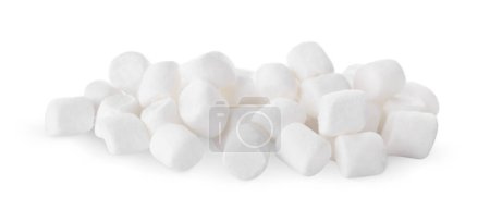 Pile de guimauves sucrées gonflées isolées sur blanc