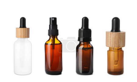 Foto de Set de diferentes aceites cosméticos en frascos sobre fondo blanco - Imagen libre de derechos