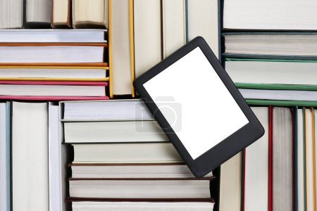 Tragbarer E-Book-Reader auf verschiedenen Hardcover-Büchern, Draufsicht