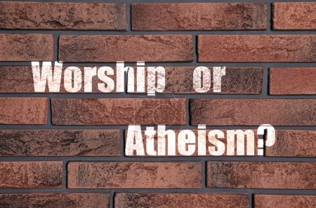 Foto de ¿Adoración o ateísmo? frase en la pared de ladrillo - Imagen libre de derechos