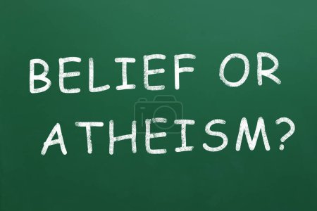 Foto de ¿Creencia de frase o ateísmo? escrito en pizarra verde - Imagen libre de derechos