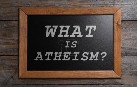 Téléchargez les photos : Petit tableau avec phrase Qu'est-ce que l'athéisme ? sur fond en bois - en image libre de droit