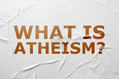 Foto de Frase ¿Qué es el ateísmo? sobre papel arrugado blanco - Imagen libre de derechos