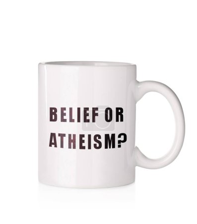 Foto de ¿Taza con la frase Creencia o ateísmo? sobre fondo blanco - Imagen libre de derechos