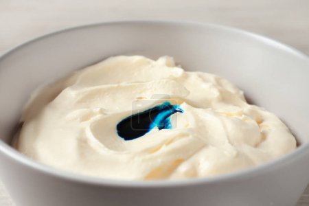 Téléchargez les photos : Bol de crème avec colorant alimentaire bleu, gros plan - en image libre de droit