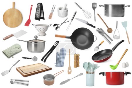 Set de diferentes utensilios de cocina sobre fondo blanco

