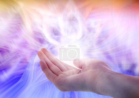 Foto de Fenómenos Aura. Mujer con flujos de energía alrededor de su mano contra el fondo de color, primer plano - Imagen libre de derechos