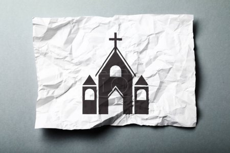 Téléchargez les photos : Papier froissé avec illustration de l'église sur fond gris, vue de dessus - en image libre de droit
