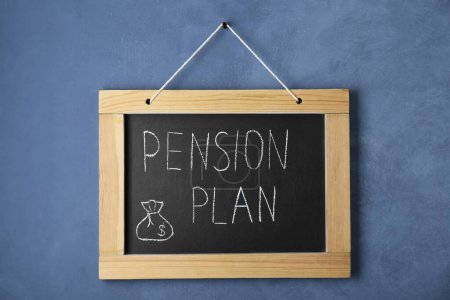Téléchargez les photos : Tableau avec phrase Pension Plan accroché au mur bleu - en image libre de droit